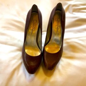 Jessica Simpson closes toe heels